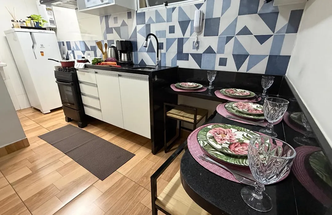 Apto novo em Copacabana, a 3mins da praia e ao lado do metro Quarto com ar condicionado e cama de casal, sala com sofá cama queen, cozinha completa e portaria 24h-1