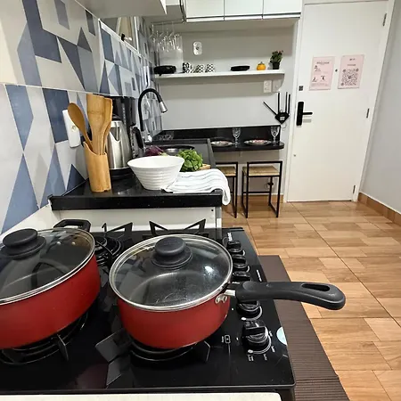 Apto novo em Copacabana, a 3mins da praia e ao lado do metro Quarto com ar condicionado e cama de casal, sala com sofá cama queen, cozinha completa e portaria 24h-2